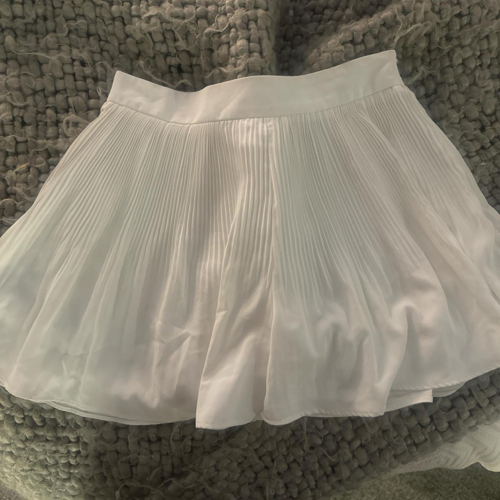 Vestique Elegant White Pleated Shorts